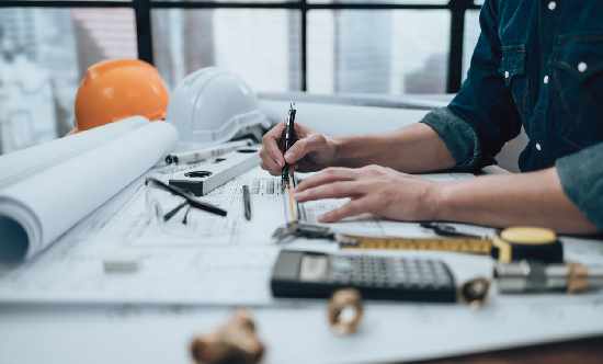 ingeniero administrativo trazando el trabajo de construcción