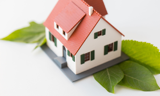 un primer plano de una pequeña casa de juguete de licencia en un fondo blanco