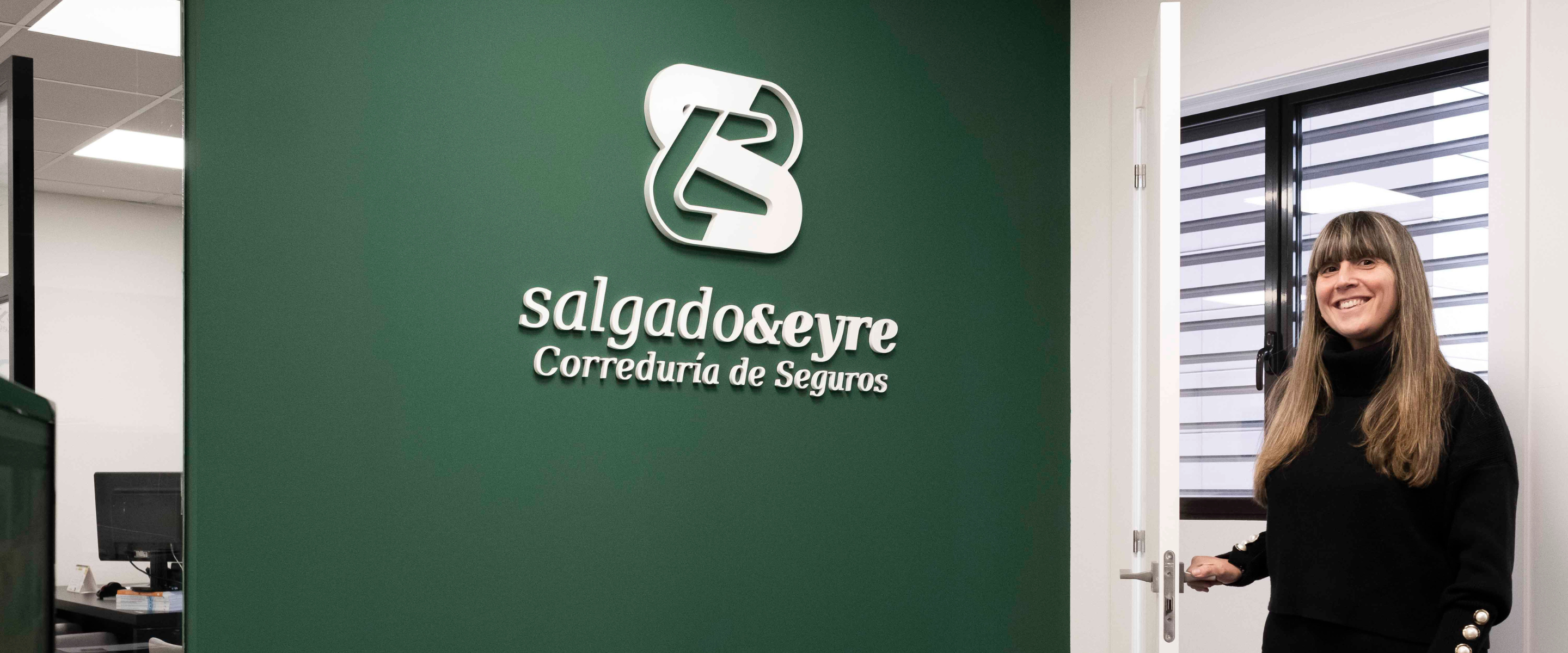 salgado & eyre correduría de seguros logotipo en una páred en nigran, pontevedra